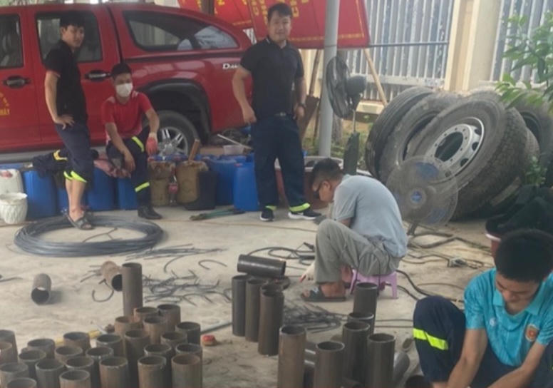 Cán bộ chiến sĩ cần mẫn tái chế kẻng chữa cháy.