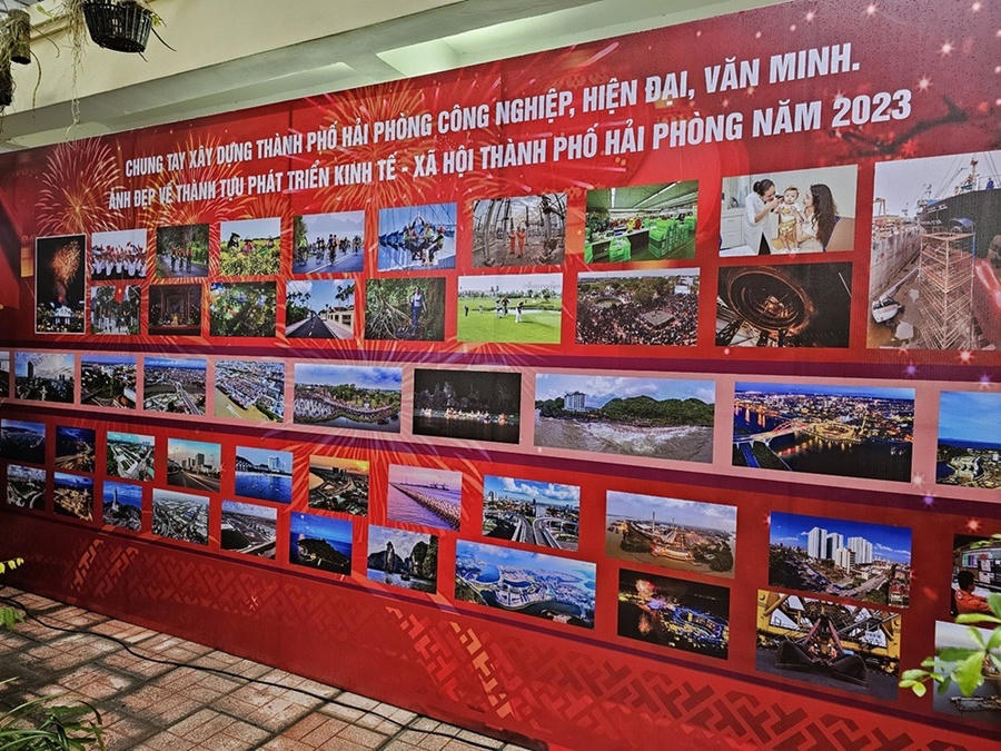 Trưng bày ảnh về thành tựu kinh tế - xã hội TP Hải Phòng năm 2023.