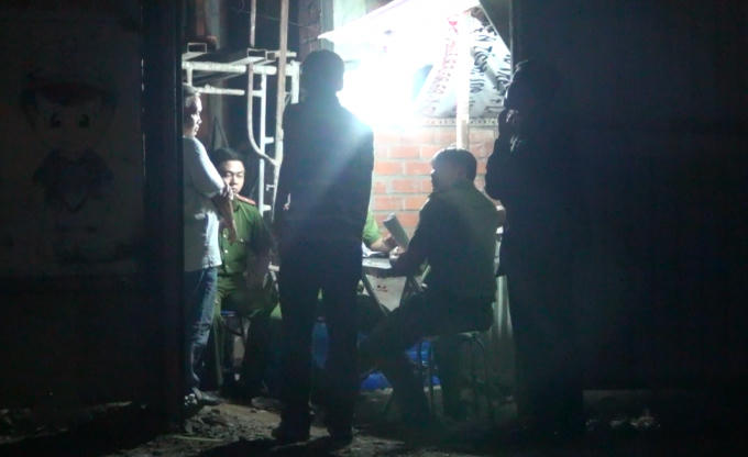 Công an lấy lời khai các nhân chứng.