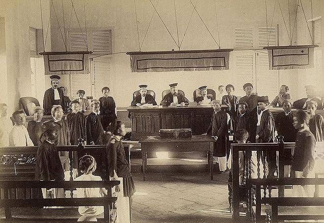 Khi Ph&aacute;p x&acirc;m lược Việt Nam, m&ocirc; h&igrave;nh xử &aacute;n ch&acirc;u &Acirc;u đ&atilde; được đưa v&agrave;o &aacute;p dụng ở một số nơi. H&igrave;nh chụp năm 1885 cảnh một phi&ecirc;n x&eacute;t xử ở t&ograve;a &aacute;n Vĩnh Long.