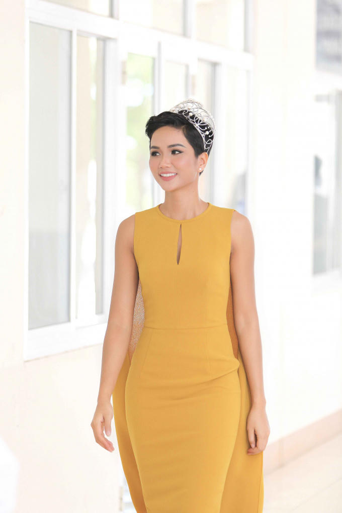 Hoa hậu H'hen Ni&ecirc; trở th&agrave;nh đại sứ gi&aacute;o dục, trao học bổng 100 triệu cho sinh vi&ecirc;n