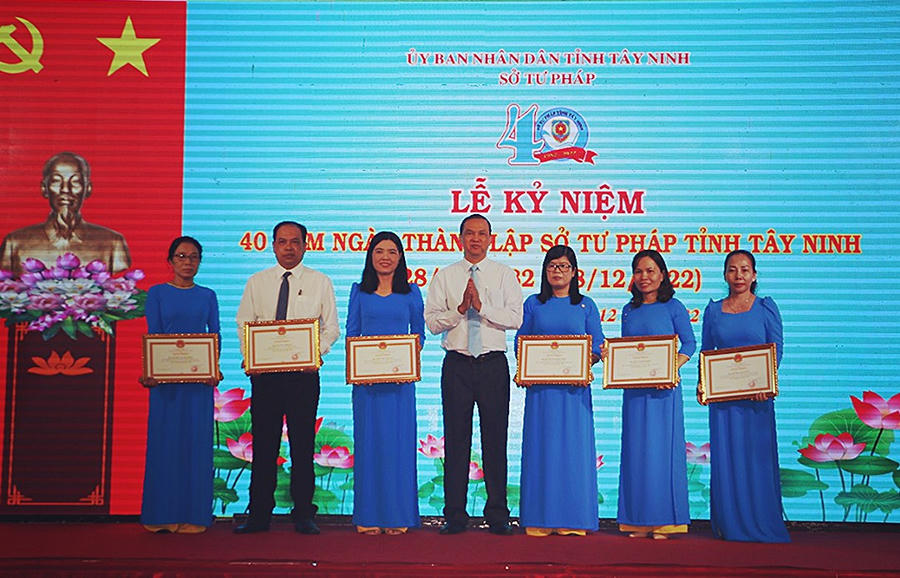 UBND tỉnh đã tặng Bức trướng cho Tập thể Sở Tư pháp và có Quyết định tặng Bằng khen cho 07 cá nhân có thành tích xuất sắc.