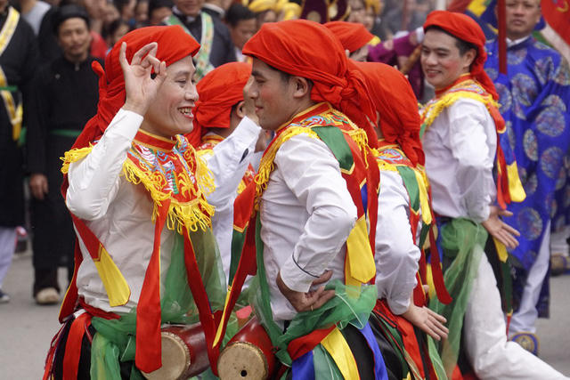 Hà Nội: Trai làng lả lơi trong màn