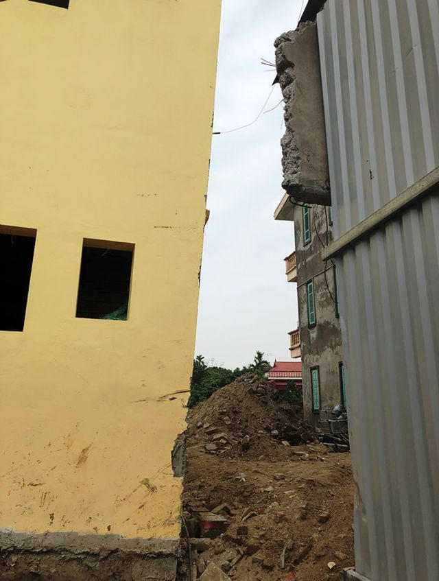 Càng ngày, ngôi nhà càng bị nghiêng nặng hơn, tính đến nay, ngôi nhà đã bị nghiêng gần 1,5m