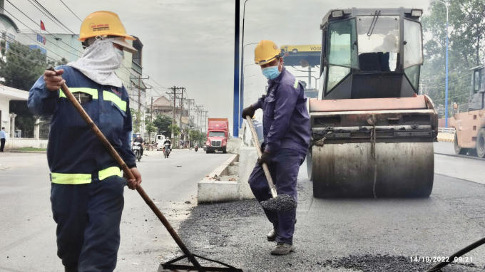 Những ngày này, công nhân đang trải nhựa đường, hoàn tất những công đoạn cuối cùng để thông xe cầu vượt 550.