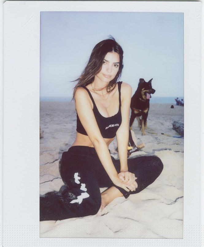 Emily Ratajkowski eo thon chân dài xuống phố - ảnh 12