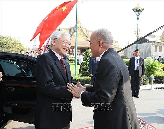 Quốc vương Campuchia Norodom Sihamoni đón Tổng Bí thư, Chủ tịch nước Nguyễn Phú Trọng. Ảnh TTXVN