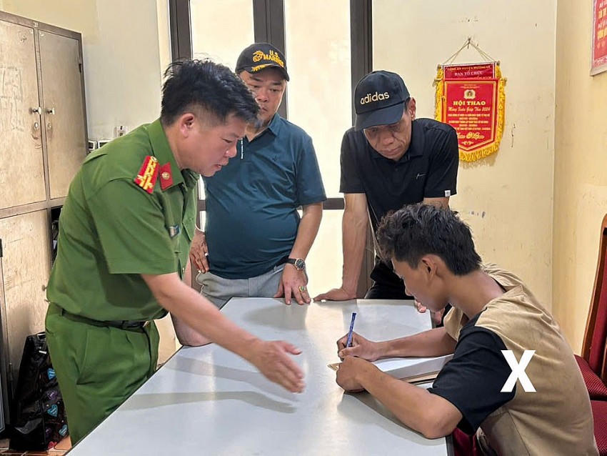 Đại tá Trần Thanh Sơn, Phó Giám đốc, Thủ trưởng cơ quan CSĐT và lãnh đạo các phòng nghiệp vụ Công an tỉnh tiến hành lấy lời khai đối tượng Tòng Văn Vương. Ảnh: Công an Sơn La.