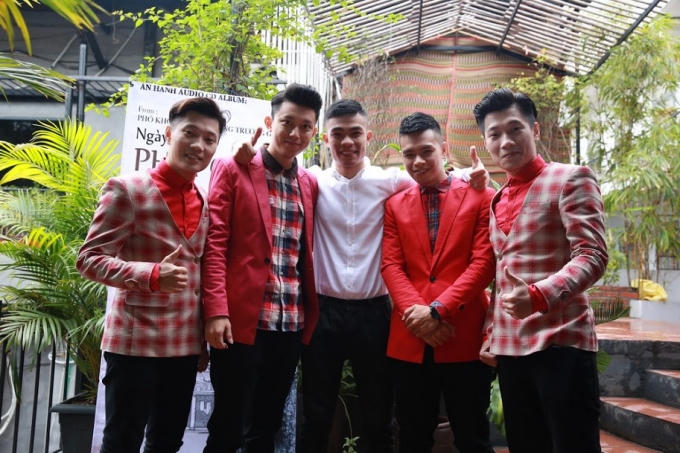 Nhóm Oplus trình bày ca khúc "Ai rồi cũng khác" trong album "Ngày trôi về phía cũ"