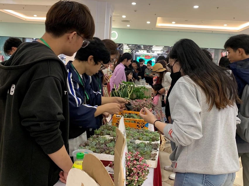 Hoạt động "Đổi chai nhựa lấy sen đá" tại Vincom Mega Mall Royal City thu hút rất đông người dân tham gia và hưởng ứng