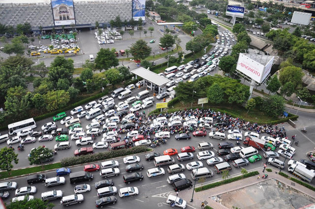 Cửa ngõ sân bay kẹt cứng trưa 24/1