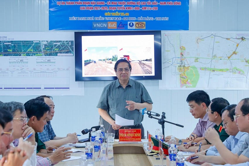 Thủ tướng làm việc với chủ đầu tư và các nhà thầu.