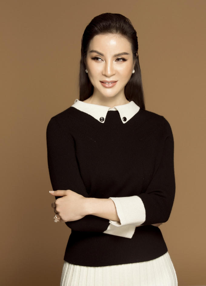 Dù đã bước sang tuổi 46, nữ MC vẫn khoe nhan sắc tươi trẻ và rạng rỡ. Phần áo đen ráp cổ tay trắng đồng điệu với chân váy xếp ly.