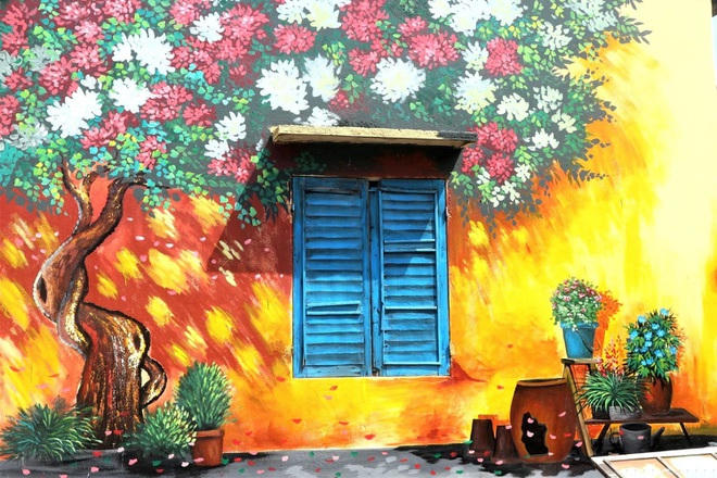 Những mảng tường cũ kỹ cũng được tô điểm thêm.