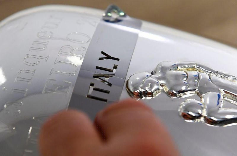 Chiếc cup đã khắc tên nhà vô địch: Italia.