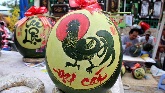 Biểu tượng ngày Tết được khắc tinh xảo trên vỏ dưa.