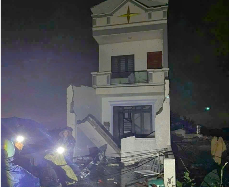 Phần trước của ngôi nhà ở Ninh Bình đổ sập bởi lốc xoáy. Ảnh: CTV