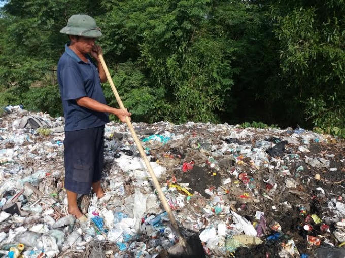Những chất thải đen kịt, bốc mùi hôi thối được chôn từ năm 2015 đến nay vẫn hầu như nguyên vẹn, tại bãi rác Thiên Cầm.