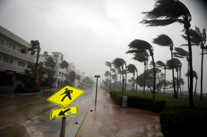 Mắt bão Irma đã tới Florida Keys, quần đảo san hô thấp ở phía đông nam nước Mỹ mang theo những đợt gió giật 209 km/h. Trung tâm Dự báo bão Quốc gia Mỹ cho biết các thành phố ven biển phía nam đã ghi nhận những cột sóng cao đến 4,6 m.