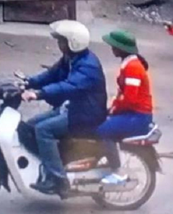 Hình ảnh cháu M. cùng xe máy với anh Tuấn đi mua bóng bay.