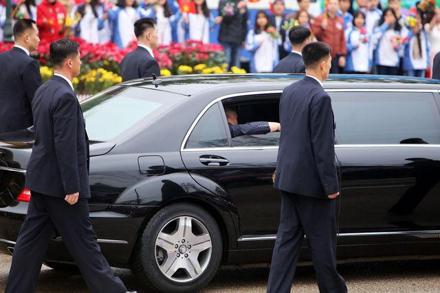 Những cận vệ chạy theo xe limousine của ông Kim Jong-un là thành viên của Văn phòng Trung ương Số 6 hay còn gọi với tên chính thức là Tổng cục Phụ tá (MOA).