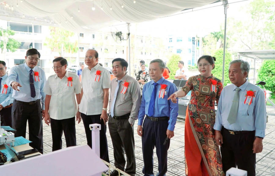 Ban Giám hiệu nhà trường qua các thời kỳ cùng các đại biểu tham quan khu trưng bày.