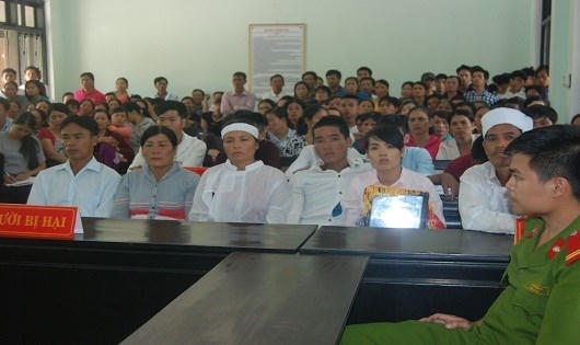 Rất đông người nhà nạn nhân  đến tham dự phiên tòa