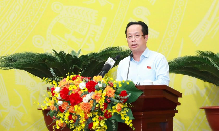 Giám đốc Sở Giáo dục và Đào tạo Trần Thế Cương trình bày tờ trình tại kỳ họp. (Ảnh: Quang Thái)