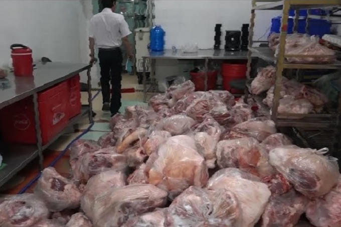 1,6 tấn thịt bốc mùi hôi thối bị cơ quan chức năng thu giữ.