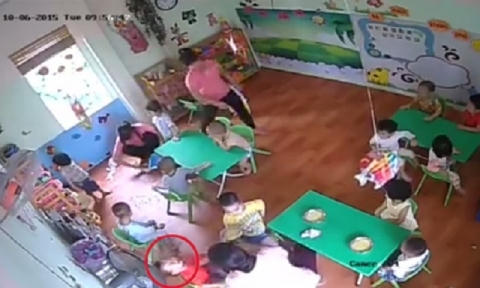 Vì ăn chậm, cô giáo đánh trẻ bầm tím.