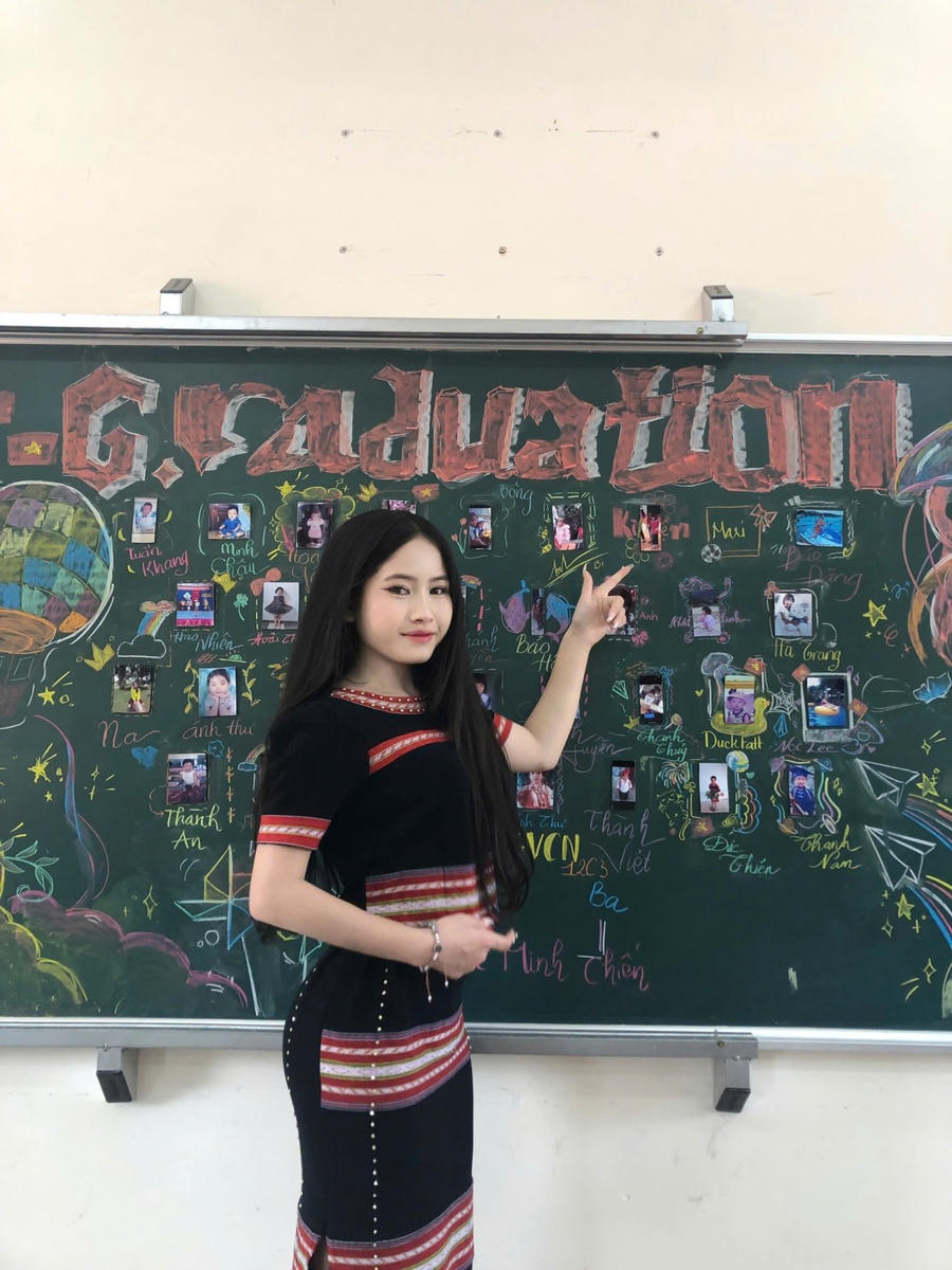 Với Y Kiện bảng đen nơi lớp học là ước mơ cháy bỏng của em để truyền tải những kiến thức cho học trò nghèo như chính em.