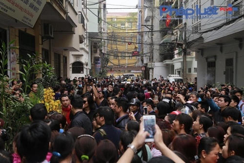 Dòng người chật kín tại nhà riêng đến nói lời tạm biệt với thủ lĩnh ban nhạc Bức Tường.