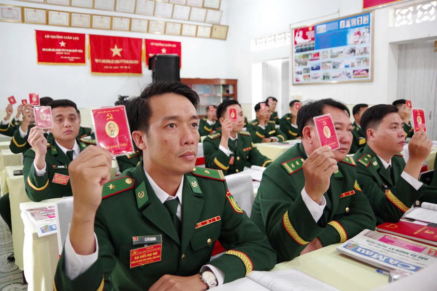 Các đại biểu biểu quyết nhất trí thông qua bầu cử Cấp ủy Đảng Bộ Đồn Biên phòng Sông Đốc.