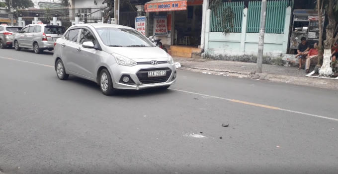 Chiếc xe ô tô tại hiện trường vụ việc