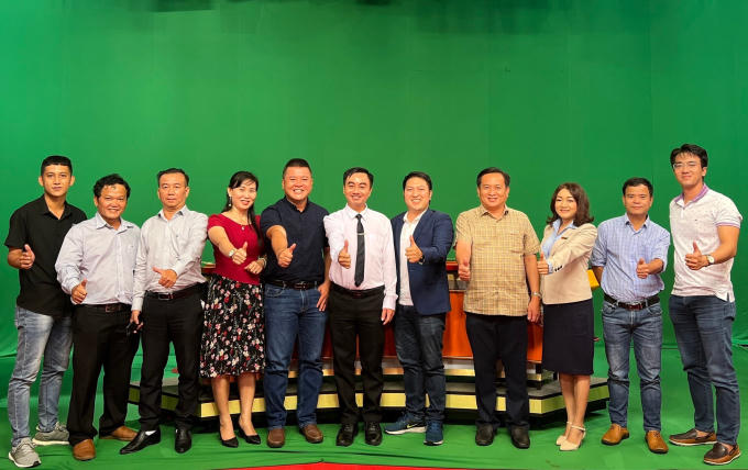 MC Hồng Trang (thứ 3, phải sang) cùng toàn bộ ekip thực hiện Talk show chụp hình lưu niệm với ba vị khách mời tham gia giao lưu.