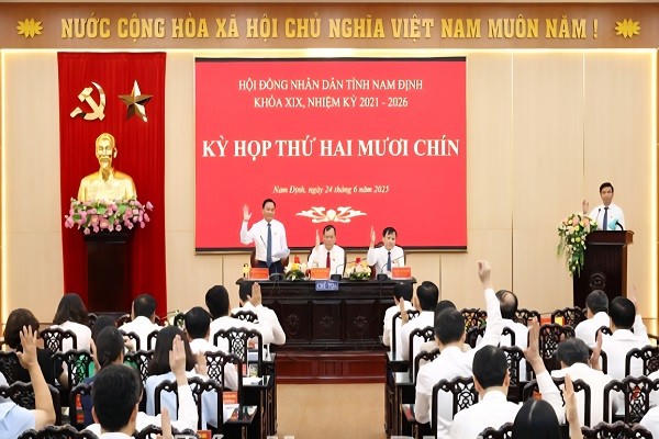 Các đại biểu HĐND tỉnh thông qua các nghị quyết kỳ họp.