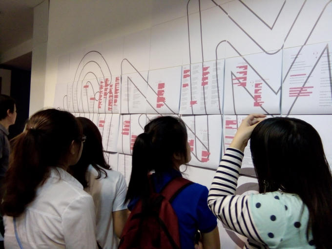 Ngoài nghe, các tác phầm thơ còn được trưng bày bên ngoài mê cung và người tham dự được thoải mái nhận và mang về một bài thơ mà họ yêu thích.