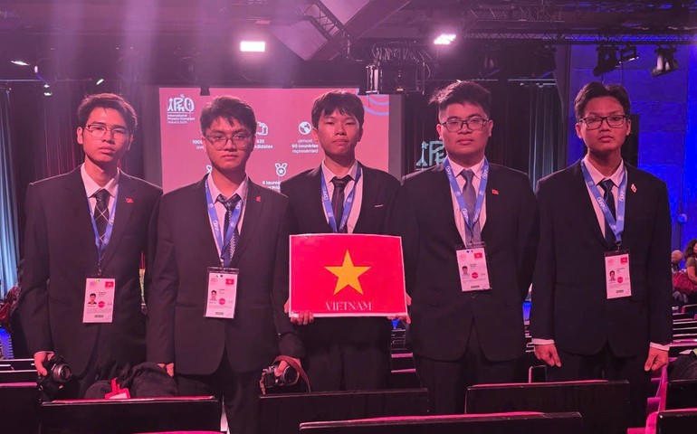 Đoàn học sinh Việt Nam đạt 5 Huy chương trong Kỳ thi Olympic Vật lý quốc tế IPhO năm 2025 (ảnh: VGP).