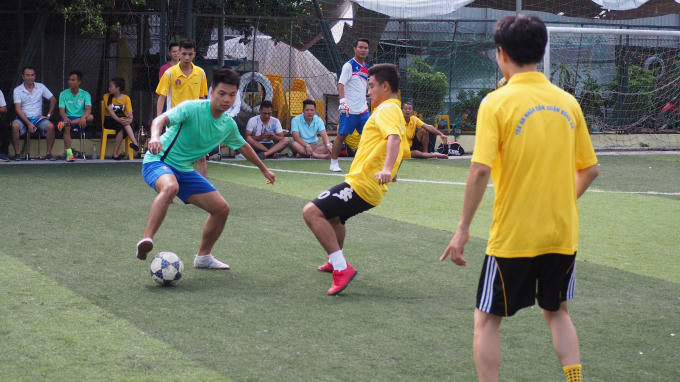 Trận tranh giải ba giữa Liên quân các nhà báo tại Hà Nội (Áo xanh) và Tòa án quận Đống Đa.