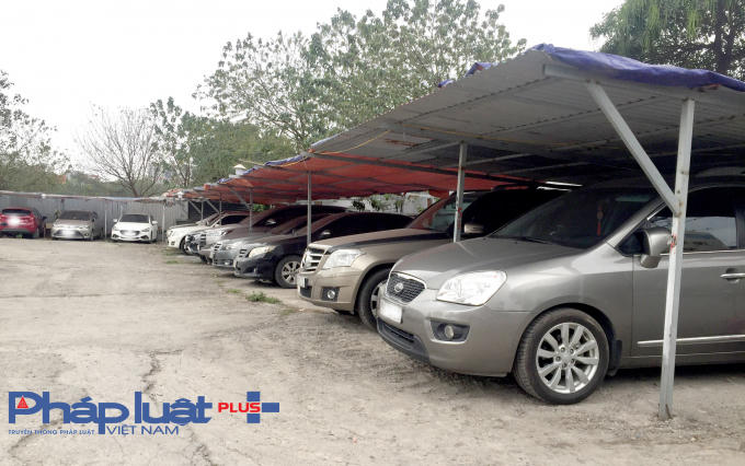 Bãi xe trái phép này thu của người gửi ô tô mỗi tháng từ 1,5 đến 1,7 triệu đồng.