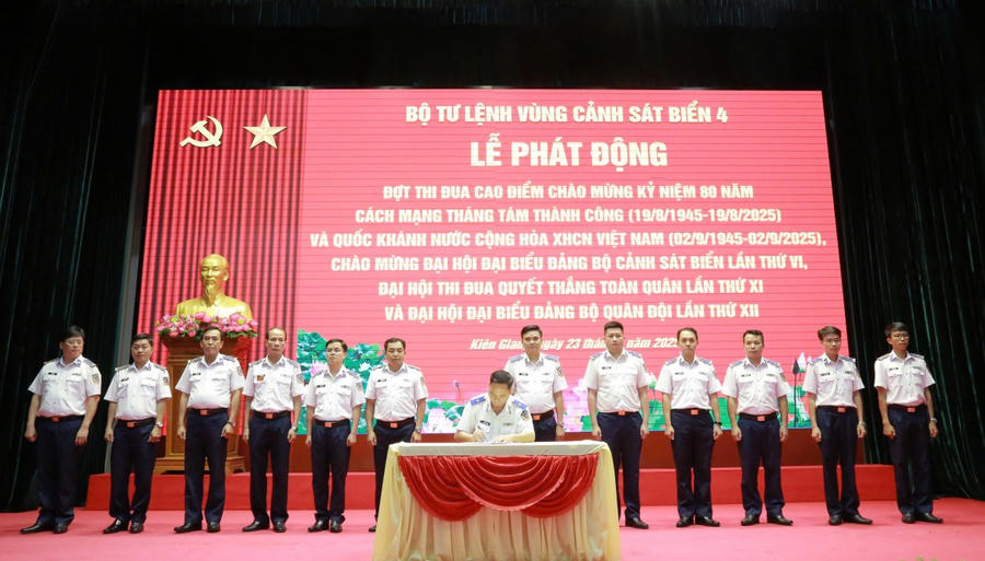 Thiếu tướng Nguyễn Văn Dũng - Bí thư Đảng ủy, Chính ủy - Chủ tịch Hội đồng thi đua khen thưởng BTL Vùng ký công nhận giao ước thi đua của các cơ quan, đơn vị