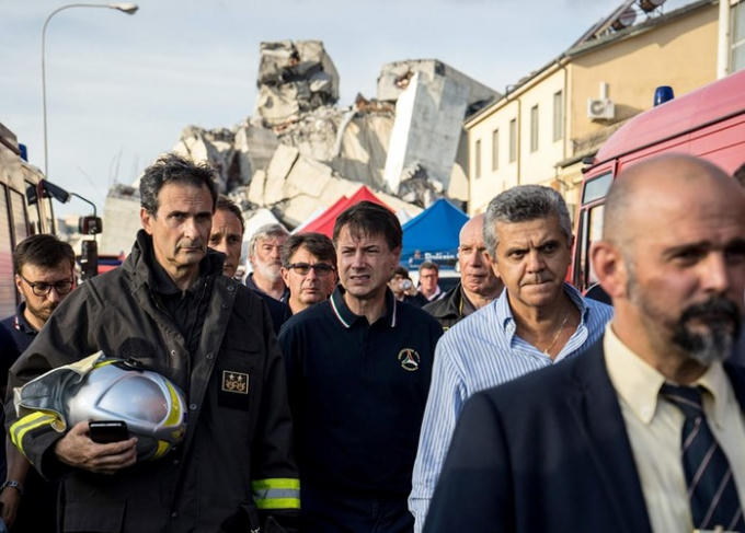 Thủ tướng Italy Giuseppe Conte cũng đến thị sát hiện trường thảm họa vụ sập cầu. Ảnh AFP