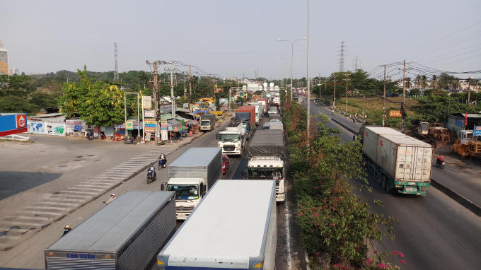 Kẹt xe trên quốc lộ 1.