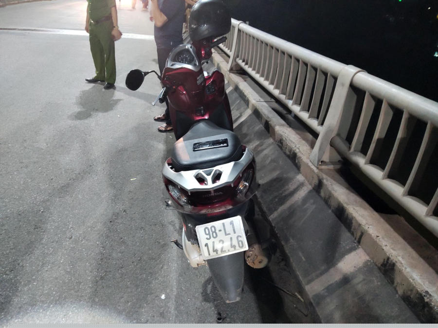 Xe máy của nạn nhân để trên cầu.