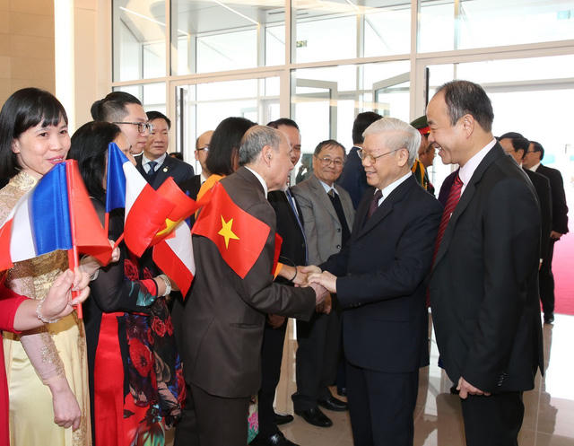Cán bộ, nhân viên Đại sứ quán Việt Nam và đại diện cộng đồng đón Tổng Bí thư Nguyễn Phú Trọng tại sân bay Quân sự Orly ở Thủ đô Paris.