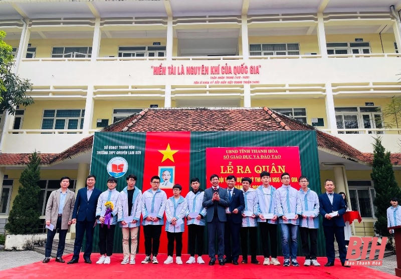 PGS.TS Trần Văn Thức - Giám đốc Sở GD&ĐT tặng quà động viên Đội tuyển học sinh giỏi tỉnh Thanh Hóa tham gia kỳ thi Học sinh giỏi quốc gia năm học 2022-2023. (Ảnh: BTH)