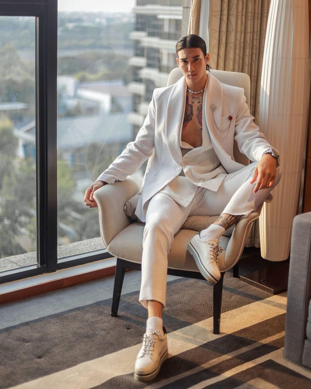 Paing Takhon gia nhập làng giải trí vào năm 2014.