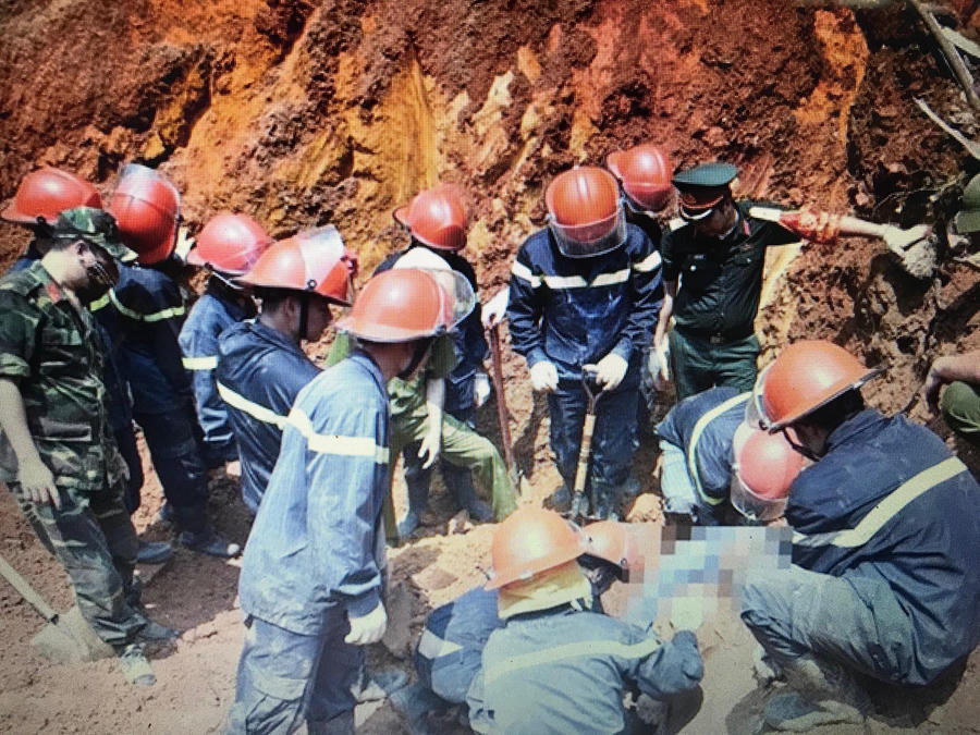 Lực lượng cứu hộ đưa người bị nạn đi cấp cứu.