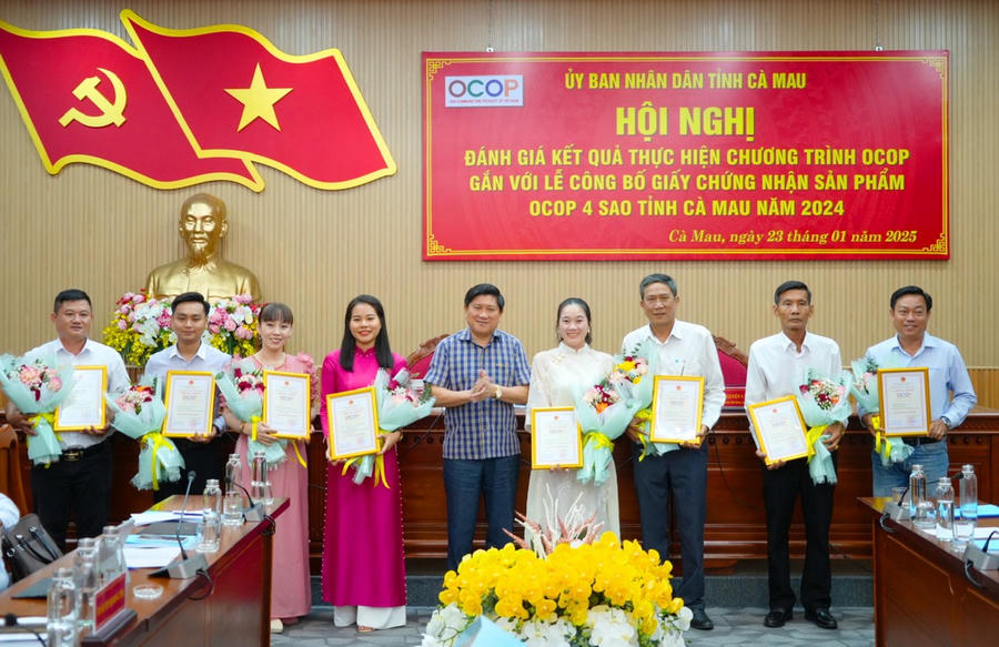 Ông Lê Văn Sử - Phó Chủ tịch UBND tỉnh Cà Mau (đứng giữa) trao Giấy chứng nhận cho các sản phẩm được công nhận sản phẩm OCOP 4 sao năm 2024 (ngày 23/01/2025).