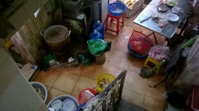 Khu vực bếp nấu và rửa bát của quán cơm Hiếu ngon. Ảnh: Hoàng Duy.